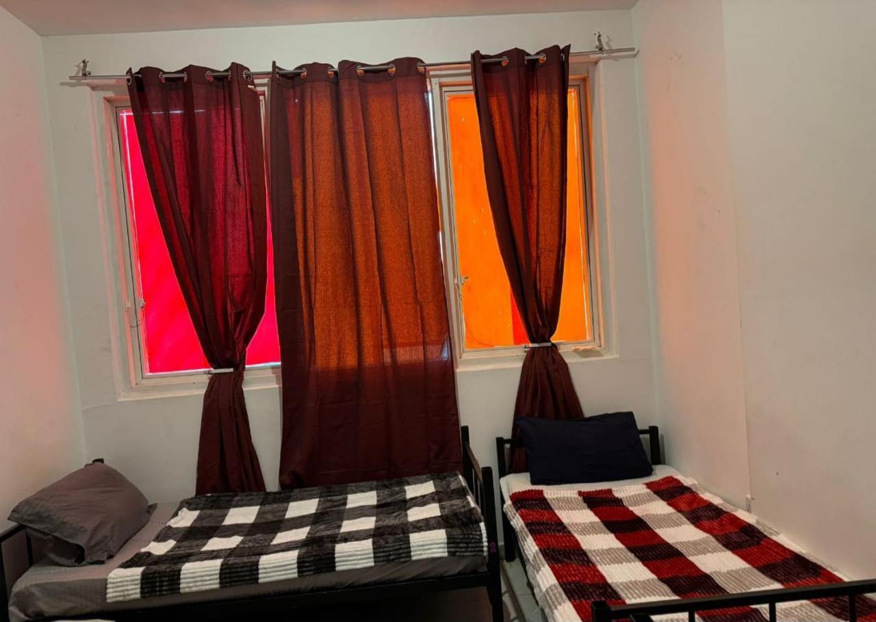 Corniche Street - For Males "Peaceful Bed Space" Αμπού Ντάμπι Εξωτερικό φωτογραφία