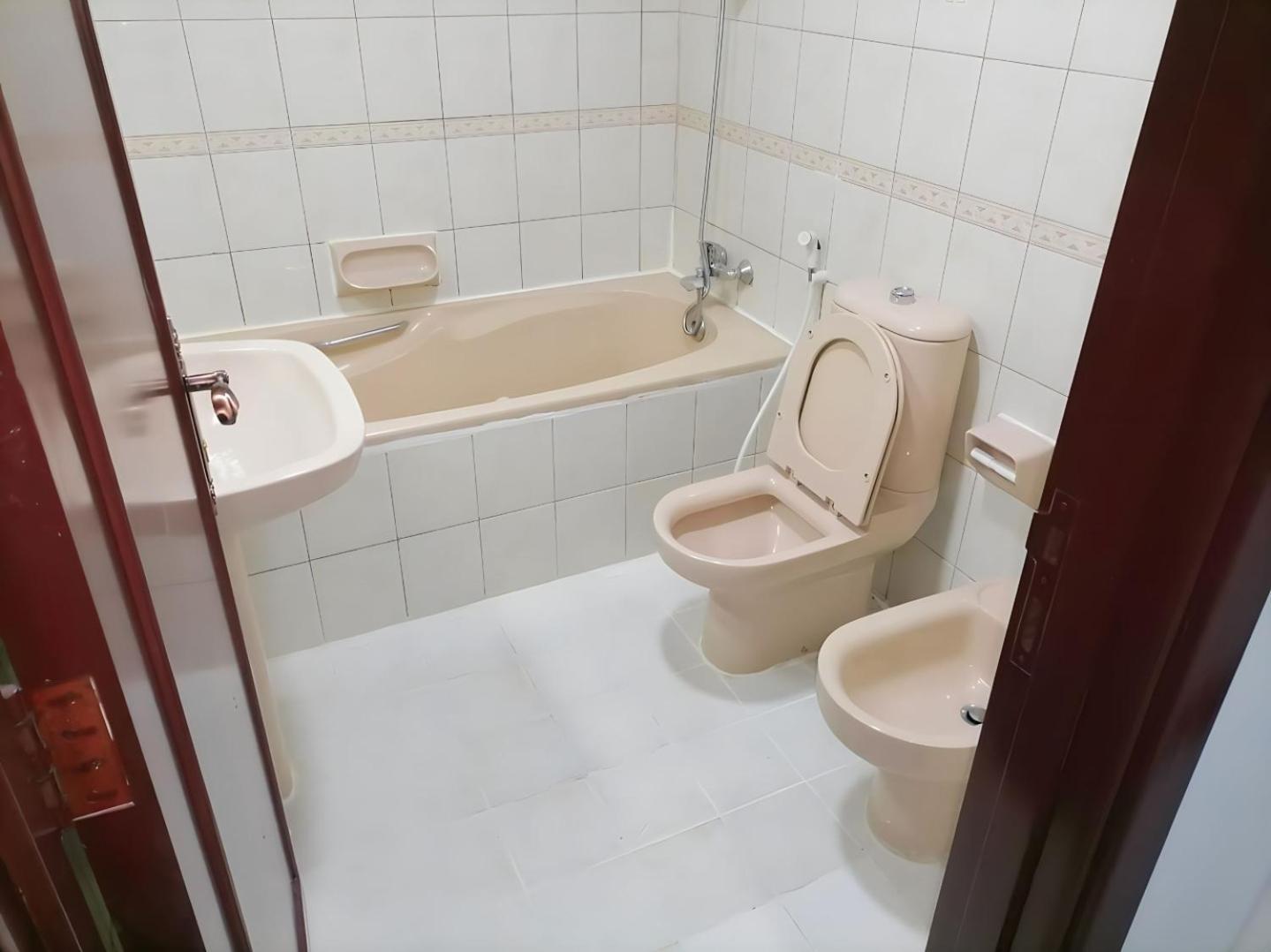 Corniche Street - For Males "Peaceful Bed Space" Αμπού Ντάμπι Εξωτερικό φωτογραφία
