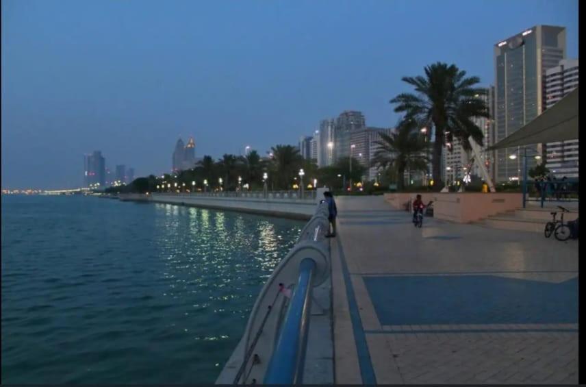 Corniche Street - For Males "Peaceful Bed Space" Αμπού Ντάμπι Εξωτερικό φωτογραφία